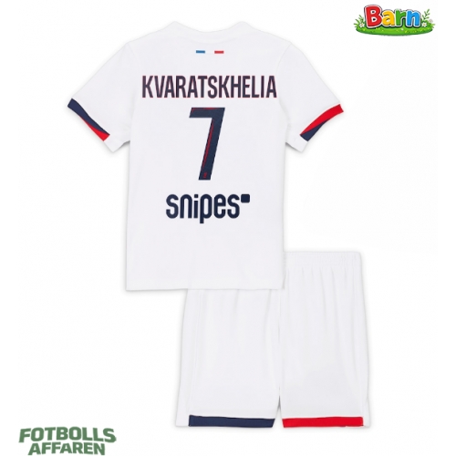 Paris Saint-Germain Khvicha Kvaratskhelia #7 Bortaställ Barn 2025-26 Kortärmad (+ Korta byxor)